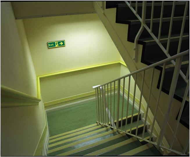 oświetlenie awaryjne schodów